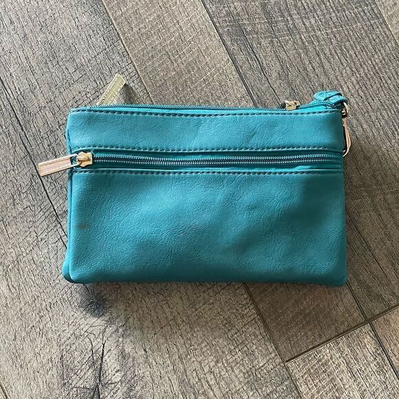 New In Packaging! Green Clutch with Gold Detail. Perfect Formal Accessory! - Picture 2 of 6
